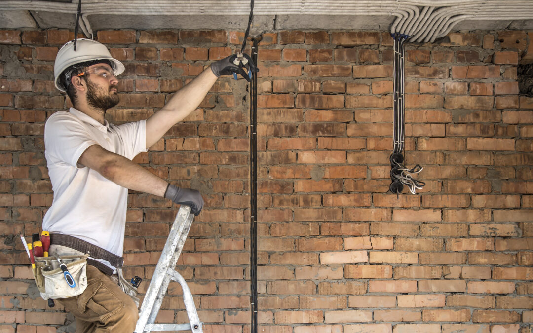 Retrofit Elétrico e Civil: Quando vale a pena modernizar a infraestrutura da sua empresa?